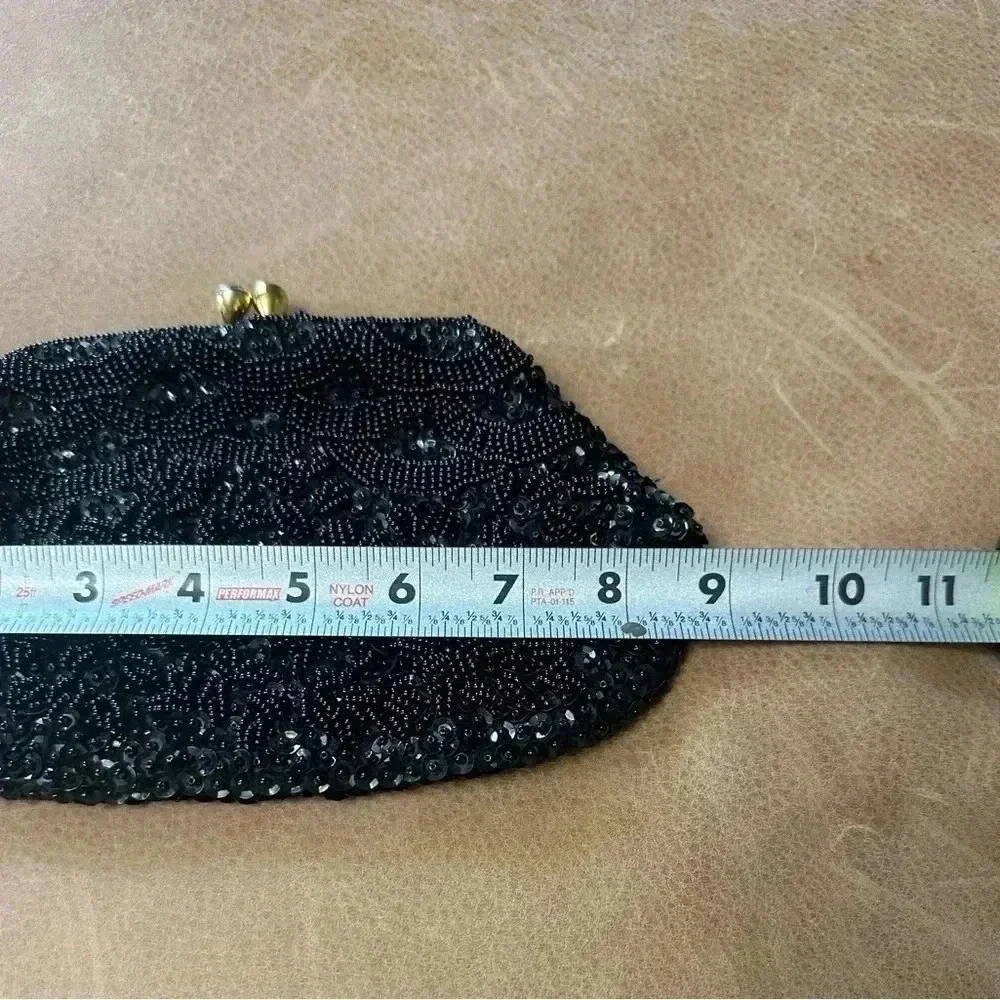 A SAFCO BAG Black Beaded and Sequin Kiss Closure Clutch